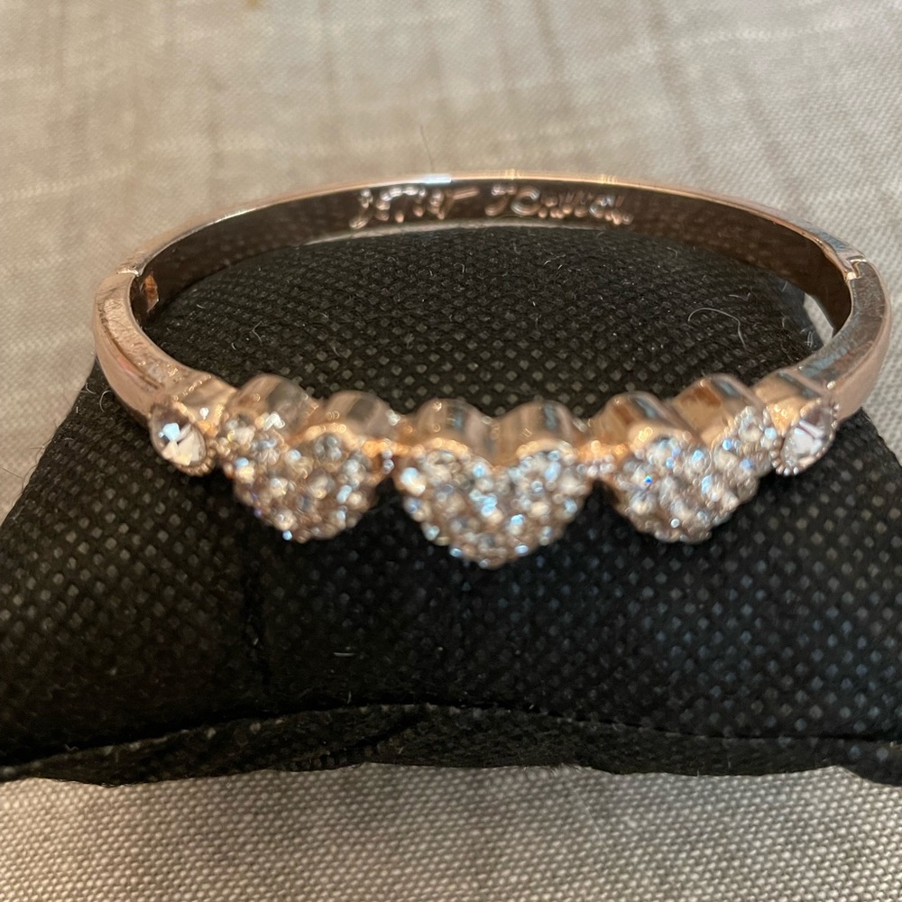 Betsey Johnson bracelet - Picture 3 of 9